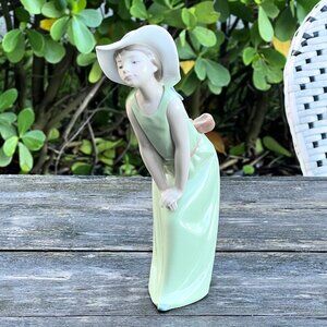 Lladro 1978 "CURIOUS GIRL WITH STRAW HAT" Vintage Porcelain Figurine #5009